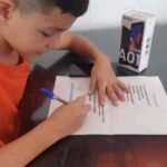 Madre establece reglas a su hijo para el uso del celular con un creativo “contrato”