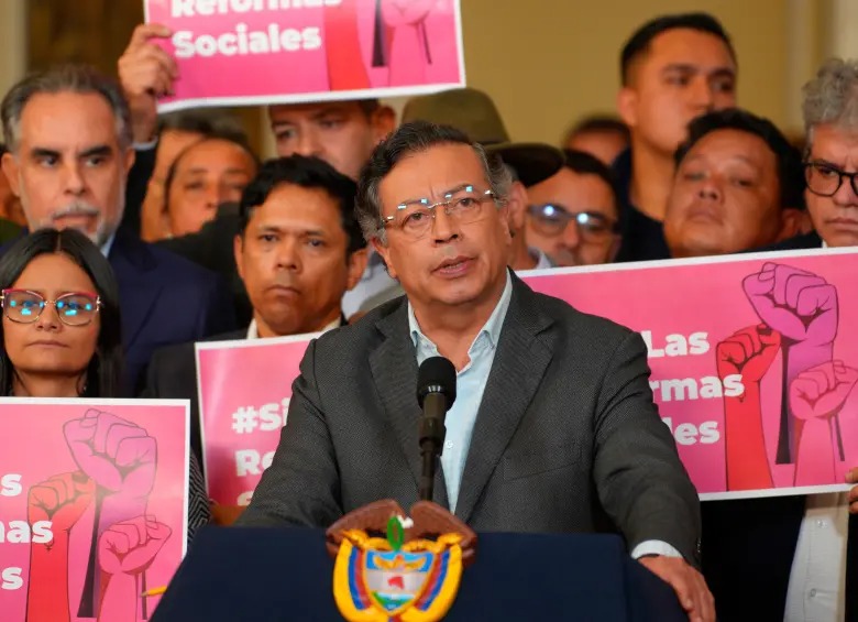 Petro convoca consulta popular para aprobar reformas laboral y de salud