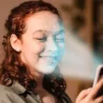 Delincuentes podrían espiarlo por la cámara del celular