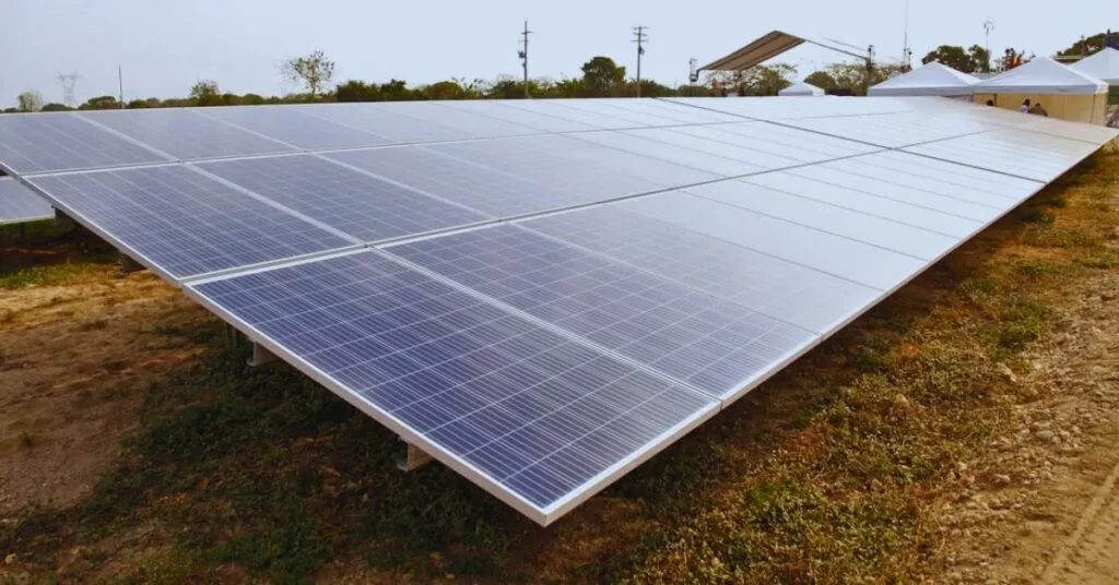 Colombianos accederán a paneles solares con crédito del FNA