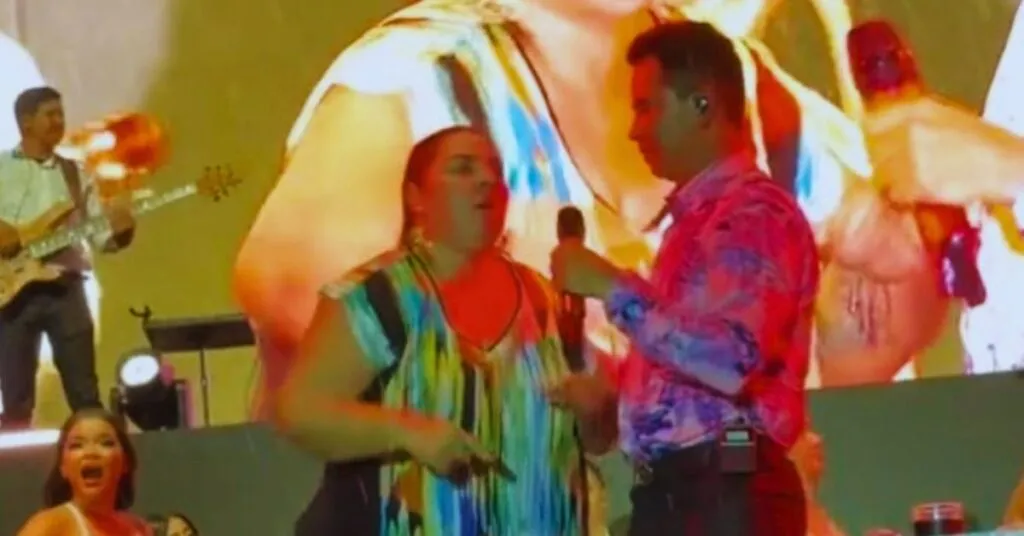 Mujer interrumpe concierto de Jhonny Rivera por infidelidad