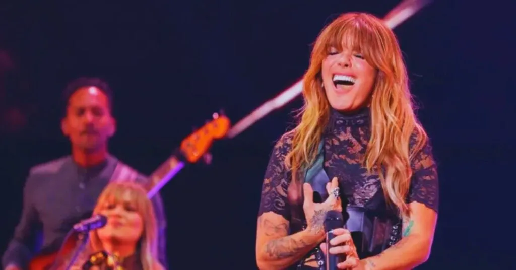 La noticia que muchos esperaban ya es una realidad: Kany García en Montería será uno de los grandes eventos musicales de 2026. La reconocida cantautora puertorriqueña confirmó su regreso a la capital cordobesa como parte de una ambiciosa gira internacional que marcará un nuevo capítulo en su carrera y en la agenda cultural de la ciudad. Kany García en Montería: una cita musical imperdible El regreso de Kany García en Montería se da en un momento clave de su trayectoria artística. La intérprete anunció las primeras paradas de su nuevo recorrido global, que la llevará por diversas ciudades de América Latina, Europa y otros mercados internacionales. Montería se suma así a una lista selecta de destinos donde el público podrá disfrutar de su propuesta renovada y emocional. Este concierto representa una oportunidad única para reencontrarse con una artista que ha construido una conexión profunda con sus seguidores, gracias a letras honestas, melodías memorables y presentaciones cargadas de sensibilidad. Una gira internacional con música nueva La nueva etapa de Kany García en Montería llega tras el lanzamiento de “Tierra mía”, el primer sencillo de su próximo álbum de estudio. Este adelanto ha generado gran expectativa, ya que refleja una evolución sonora sin perder el sello interpretativo que la caracteriza. Durante la gira, se espera un repertorio que combine nuevas composiciones con canciones emblemáticas que han marcado su carrera, todo acompañado de una producción pensada para adaptarse a distintos escenarios y públicos. Un proyecto personal que conecta con su público Kany García ha expresado que este proyecto tiene un significado especial para ella. Según la artista, volver a los escenarios con música nueva representa un reencuentro muy esperado con su gente alrededor del mundo. Esa cercanía emocional es uno de los elementos que hace que cada presentación sea una experiencia auténtica y memorable. Impacto cultural de Kany García en Montería La confirmación de Kany García en Montería no solo entusiasma a sus seguidores, sino que también fortalece la oferta cultural y musical de la ciudad. Eventos de este nivel impulsan el turismo, dinamizan la economía local y posicionan a Montería como un escenario atractivo para grandes artistas internacionales. Si eres amante de la buena música y de los conciertos que dejan huella, este regreso promete ser uno de los momentos más destacados de 2026. Suscríbete, activa la campanita para no perderte ninguna actualización y comparte esta información con quienes también esperan ver a Kany García en Montería.