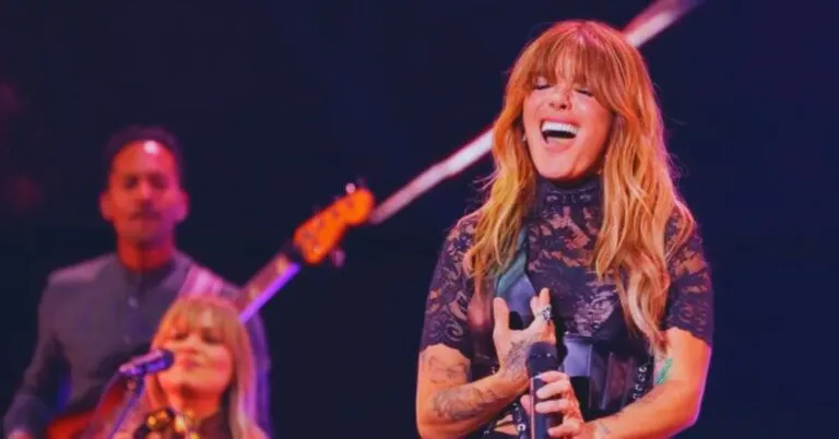 La noticia que muchos esperaban ya es una realidad: Kany García en Montería será uno de los grandes eventos musicales de 2026. La reconocida cantautora puertorriqueña confirmó su regreso a la capital cordobesa como parte de una ambiciosa gira internacional que marcará un nuevo capítulo en su carrera y en la agenda cultural de la ciudad. Kany García en Montería: una cita musical imperdible El regreso de Kany García en Montería se da en un momento clave de su trayectoria artística. La intérprete anunció las primeras paradas de su nuevo recorrido global, que la llevará por diversas ciudades de América Latina, Europa y otros mercados internacionales. Montería se suma así a una lista selecta de destinos donde el público podrá disfrutar de su propuesta renovada y emocional. Este concierto representa una oportunidad única para reencontrarse con una artista que ha construido una conexión profunda con sus seguidores, gracias a letras honestas, melodías memorables y presentaciones cargadas de sensibilidad. Una gira internacional con música nueva La nueva etapa de Kany García en Montería llega tras el lanzamiento de “Tierra mía”, el primer sencillo de su próximo álbum de estudio. Este adelanto ha generado gran expectativa, ya que refleja una evolución sonora sin perder el sello interpretativo que la caracteriza. Durante la gira, se espera un repertorio que combine nuevas composiciones con canciones emblemáticas que han marcado su carrera, todo acompañado de una producción pensada para adaptarse a distintos escenarios y públicos. Un proyecto personal que conecta con su público Kany García ha expresado que este proyecto tiene un significado especial para ella. Según la artista, volver a los escenarios con música nueva representa un reencuentro muy esperado con su gente alrededor del mundo. Esa cercanía emocional es uno de los elementos que hace que cada presentación sea una experiencia auténtica y memorable. Impacto cultural de Kany García en Montería La confirmación de Kany García en Montería no solo entusiasma a sus seguidores, sino que también fortalece la oferta cultural y musical de la ciudad. Eventos de este nivel impulsan el turismo, dinamizan la economía local y posicionan a Montería como un escenario atractivo para grandes artistas internacionales. Si eres amante de la buena música y de los conciertos que dejan huella, este regreso promete ser uno de los momentos más destacados de 2026. Suscríbete, activa la campanita para no perderte ninguna actualización y comparte esta información con quienes también esperan ver a Kany García en Montería.