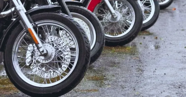 Motos con 50% de descuento en el SOAT 2026 por cilindraje