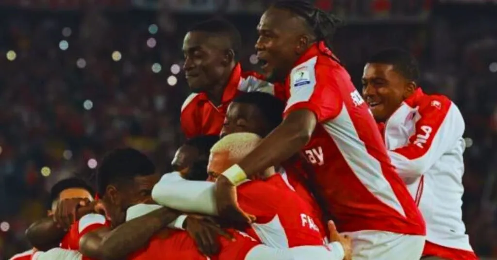 Independiente Santa Fe arrancó el 2026 del fútbol colombiano levantando un nuevo trofeo y dejando un mensaje claro: quiere ser protagonista desde el primer día. Además de la alegría por vencer a Junior de Barranquilla en la Superliga BetPlay, el club también aseguró un premio económico que fortalece su inicio de temporada. Por eso, muchos se preguntan cuánto dinero ganó Santa Fe tras ser campeón de Superliga 2026 y qué impacto tiene en su planificación. Un título que también se traduce en ingresos La Superliga BetPlay no es solo un duelo de prestigio entre campeones, también es una competencia que entrega un incentivo financiero importante. Para los equipos, esta cifra funciona como un respaldo que ayuda a enfrentar obligaciones clave como nómina, logística, bonos, viajes y refuerzos. En el fútbol colombiano, donde cada semestre exige inversión y resultados inmediatos, este tipo de premios representan un impulso que se siente desde el arranque del calendario. El premio económico de la Superliga como referencia En la edición anterior, Atlético Nacional se quedó con el campeonato y recibió $670 millones, mientras que Atlético Bucaramanga, como subcampeón, obtuvo $330 millones. En total, la Dimayor distribuyó $1.000 millones entre los dos finalistas, estableciendo un modelo que sirve como guía para el reparto actual. ¿Cuánto dinero ganó Santa Fe tras ser campeón de Superliga 2026? De acuerdo con versiones de la prensa deportiva, el esquema de premios se mantendría para la Superliga BetPlay 2026. Eso significa que cuánto dinero ganó Santa Fe tras ser campeón de Superliga 2026 se estima en $670 millones, mientras que Junior habría recibido $330 millones por el subcampeonato. Por qué este dinero es clave para Santa Fe Para el cuadro cardenal, este ingreso llega en un momento estratégico: inicio de temporada, ajustes de plantilla y exigencias deportivas altas. La cifra ayuda a mejorar la estabilidad financiera y a sostener un proyecto competitivo durante el semestre. En pocas palabras, cuánto dinero ganó Santa Fe tras ser campeón de Superliga 2026 no solo se mide en millones, sino en tranquilidad administrativa y respaldo para seguir creciendo. Activa la campanita, suscríbete para no perderte ninguna actualización del fútbol colombiano y comparte esta información con otros hinchas de Santa Fe.