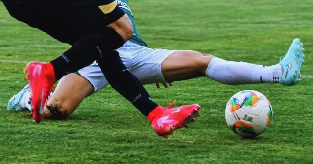 La Liga colombiana 2026-I ya empieza a mover el tablero fuera de la cancha. Apenas en la cuarta fecha, los malos resultados comienzan a pasar factura y los clubes toman decisiones drásticas. Tras la salida de Hernán Torres de Millonarios, ahora se confirma la caída del segundo técnico del torneo, una señal clara de la presión que se vive desde el arranque del campeonato. Si quieres estar al día con los cambios que pueden alterar la tabla y el rendimiento de los equipos, aquí te contamos qué pasó, por qué se dio la salida y qué viene para el club afectado. Segunda salida sacude la Liga colombiana El nuevo movimiento se dio en Cúcuta Deportivo. El entrenador Nelson Flórez, conocido como ‘El Rolo’, dejó el cargo tras un inicio sin victorias en cuatro fechas. El equipo motilón apenas sumó dos puntos, producto de empates ante Fortaleza CEIF y Atlético Bucaramanga, resultados insuficientes para sostener el proyecto deportivo. En un comunicado oficial, la institución agradeció “su entrega, compromiso y profesionalismo”, destacando su aporte humano y deportivo, pero confirmando el fin de su etapa al frente del plantel profesional. Así le fue a Flórez con el Cúcuta en la Liga colombiana Más allá del arranque flojo en 2026, el balance general del técnico no fue negativo. Asumió en septiembre de 2025 y debutó con empate ante Tigres FC en el torneo de ascenso. Dirigió 21 partidos: 10 victorias 6 empates 5 derrotas 57% de rendimiento Además, logró el objetivo principal: devolver al club a la primera división después de más de cuatro años. Fue, sin duda, uno de los arquitectos del regreso a la máxima categoría. ¿Quién tomará el mando ahora? De forma interina, el equipo quedará bajo la dirección de Jorge Peralta, quien preparará el duelo como visitante ante Águilas Doradas mientras la directiva define al nuevo estratega. Con apenas cuatro fechas disputadas, la Liga colombiana ya demuestra que la paciencia escasea. Cada punto cuenta y los procesos cortos son la norma. Si quieres seguir todas las novedades de la Liga colombiana, suscríbete a la campanita y comparte esta información con otros aficionados para que nadie se pierda lo que está pasando en el campeonato.