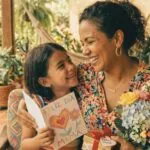 Familia celebrando el día de la madre en Colombia con desayuno