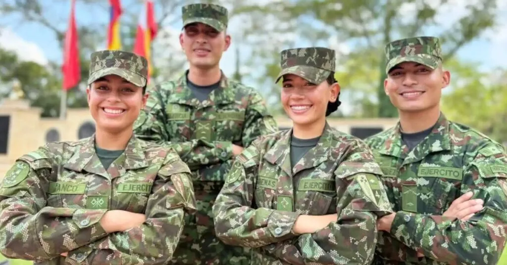 Jóvenes aspirantes realizando el proceso de incorporación al Ejército Nacional de Colombia para acceder a la convocatoria de suboficiales con matrícula cero y formación profesional.