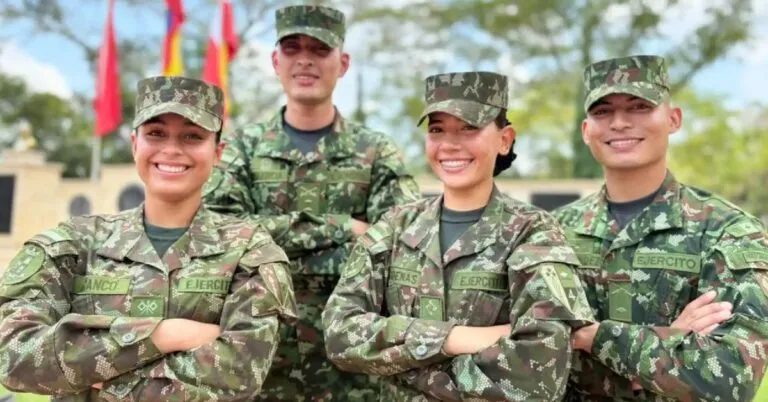 Jóvenes aspirantes realizando el proceso de incorporación al Ejército Nacional de Colombia para acceder a la convocatoria de suboficiales con matrícula cero y formación profesional.