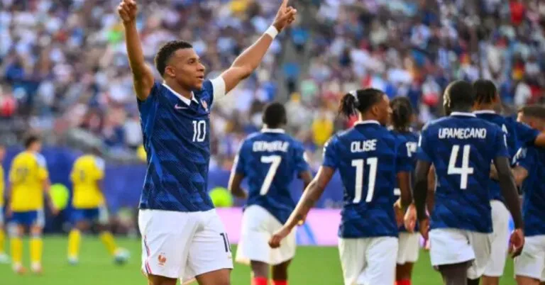 Kylian Mbappé celebra uno de sus dos goles con Francia ante Suecia durante el Mundial 2026, resultado con el que igualó a Lionel Messi como máximo goleador del torneo.