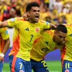 Jugadores de la Selección Colombia reunidos antes de un partido, simbolizando el inicio del nuevo proceso deportivo rumbo al Mundial de la FIFA 2030.