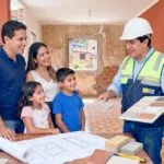 Familia bogotana realizando mejoras en su vivienda gracias al subsidio Mejora tu Cuota de la Secretaría Distrital del Hábitat para apoyar el pago de créditos de mejoramiento.