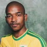 Jayden Adams con la camiseta de la selección de Sudáfrica durante un partido del Mundial 2026, torneo que disputó semanas antes de su fallecimiento a los 25 años.