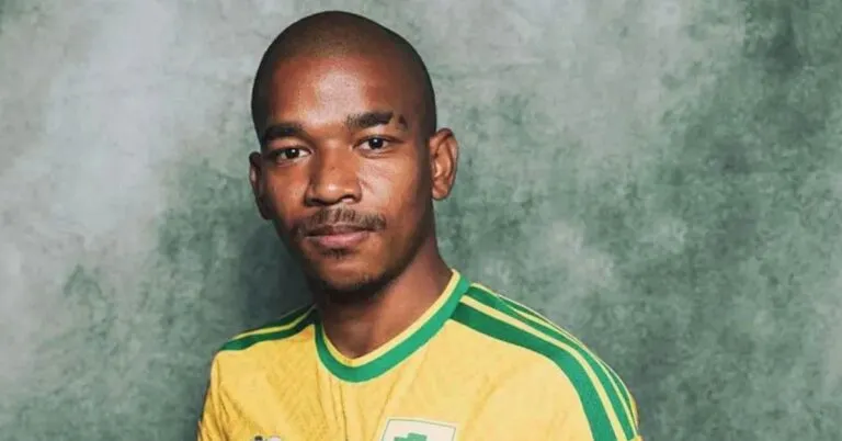 Jayden Adams con la camiseta de la selección de Sudáfrica durante un partido del Mundial 2026, torneo que disputó semanas antes de su fallecimiento a los 25 años.