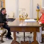 El presidente Gustavo Petro durante su reunión oficial con el papa León XIV en el Vaticano, donde dialogaron sobre la situación de Colombia, la paz y el cambio climático.