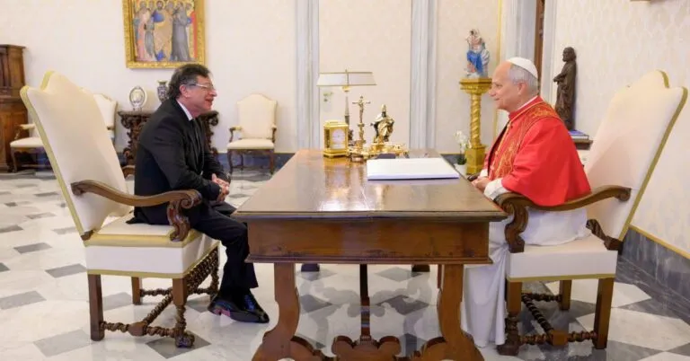 El presidente Gustavo Petro durante su reunión oficial con el papa León XIV en el Vaticano, donde dialogaron sobre la situación de Colombia, la paz y el cambio climático.
