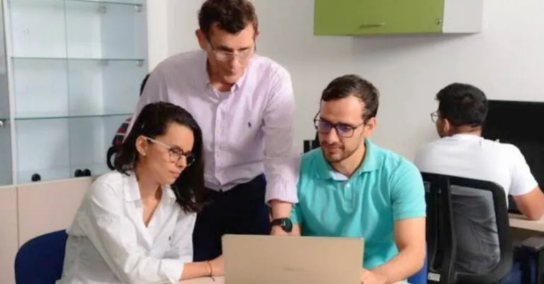 Profesores universitarios impartiendo clase en un aula de la Universidad Industrial de Santander durante la convocatoria docente 2026 para vincular nuevos profesores de carrera.