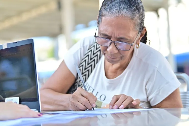 Adultos mayores beneficiarios del programa Colombia Mayor esperando el pago de septiembre de 2026.