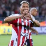 Teófilo Gutiérrez saludando a la afición del Junior de Barranquilla durante un partido, en una imagen que representa el anuncio de su retiro del fútbol profesional y su despedida "The Last Dance".