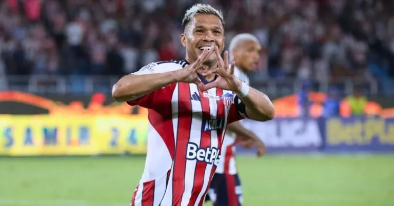 Teófilo Gutiérrez saludando a la afición del Junior de Barranquilla durante un partido, en una imagen que representa el anuncio de su retiro del fútbol profesional y su despedida "The Last Dance".